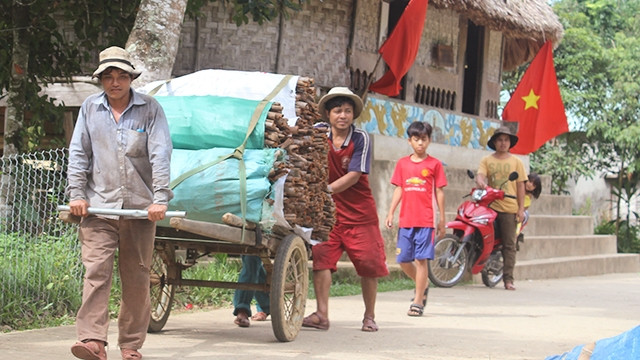 Người dân bản Bhơ Hôồng, đưa quế một trong những sản vật địa phương, đi bán.