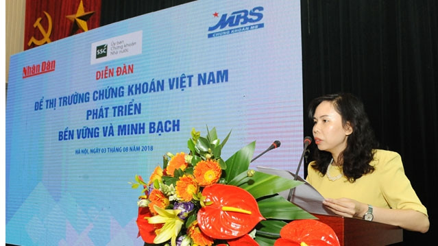 Đồng chí Nguyễn Thu Hà, Ủy viên Ban Biên tập, Trưởng Ban Kinh tế - Công nghiệp, Báo Nhân Dân phát biểu tại diễn đàn. 