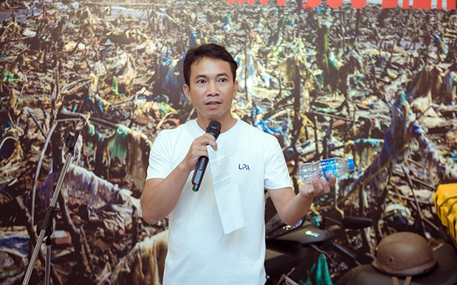 Nhiếp ảnh gia Lê-ki-ma Hùng tại triển lãm "Hãy cứu biển". Ảnh: LPA