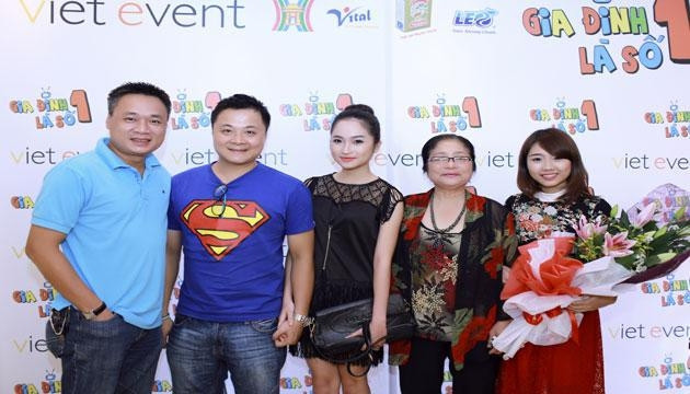 Đoàn làm phim "Gia đình là số 1".