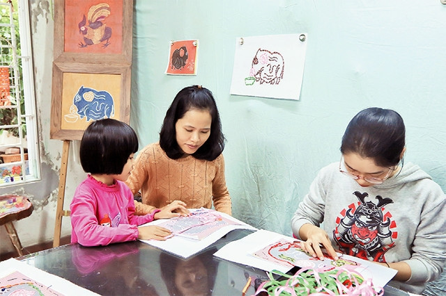 Hướng dẫn các bạn nhỏ thêu theo mẫu tranh Kim Hoàng.