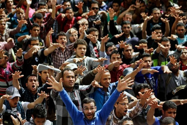 Người biểu tình Ai Cập bên ngoài ĐH Cairo ở Giza để phản đối bản án tử hình dành cho những người Hồi giáo.