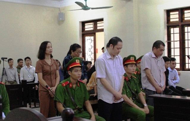 Các bị cáo nghe tuyên án tại tòa.