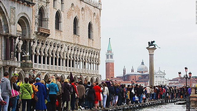 Du khách đông nghẹt tại một bến tàu của Venice. Ảnh: CNN