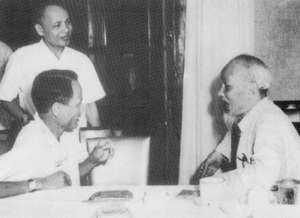 Bác Hồ tiếp Đoàn đại biểu nông nghiệp tỉnh Nghệ An tại Hà Nội (người ngồi bên trái là đồng chí Nguyễn Sĩ Quế).