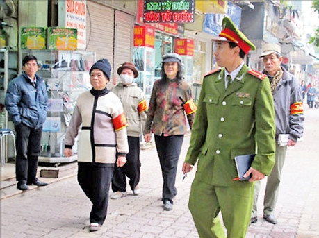 Công an phường Hàng Bài (quận Hoàn Kiếm) phối hợp lực lượng bảo vệ dân phố, tự quản chuyên trách thường xuyên tuần tra, nhắc nhở các hộ kinh doanh không lấn chiếm vỉa hè, lòng đường. Ảnh: NGÂN HẠ