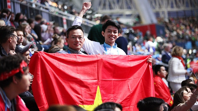 Trương Thế Diệu (bên phải) đạt Huy chương bạc Kỳ thi Tay nghề thế giới lần thứ 45.
