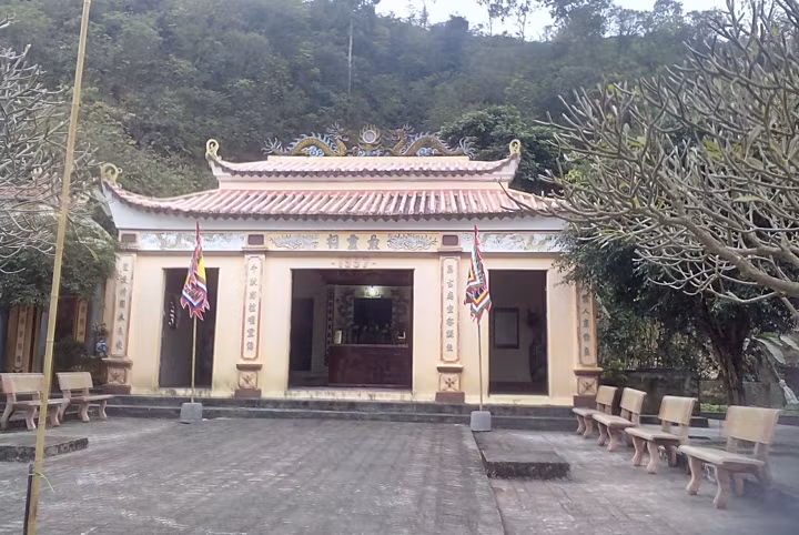 Đền Cao tại quần thể di tích, danh thắng Núi Quế, sông Ninh.