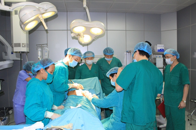 Các bác sĩ Khoa Phẫu thuật tạo hình, Viện Bỏng quốc gia Lê Hữu Trác (Học viện Quân y, Bộ Quốc phòng) mổ tạo hình sẹo cho bệnh nhân bỏng.