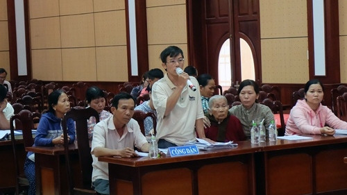 Người dân Ðà Nẵng nêu ý kiến tại buổi đối thoại với lãnh đạo Thành ủy, UBND thành phố.