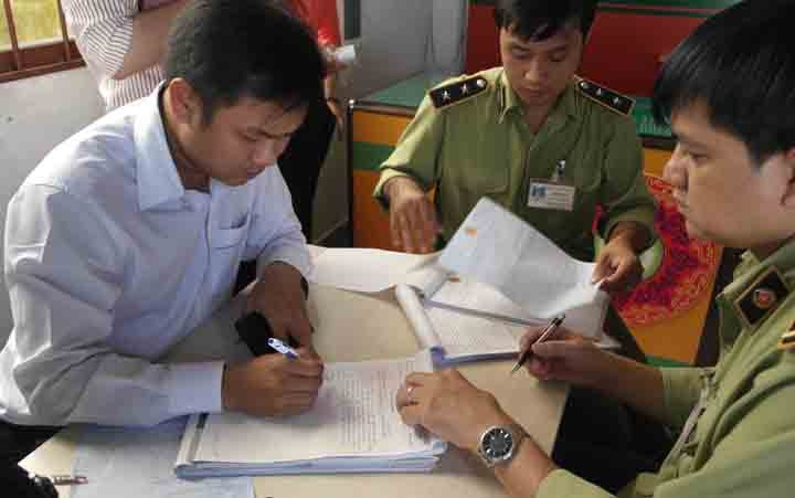 Đại diện Công ty Thiên Ngọc Minh Uy ký vào biên bản của đoàn kiểm tra 389 Vĩnh Long vì vi phạm trong hoạt động bán hàng đa cấp.