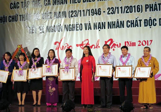 Các tập thể và cá nhân được tôn vinh nhận Bằng khen của T.Ư Hội CTĐ Việt Nam và UBND tỉnh Lạng Sơn.