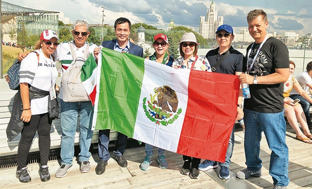 Chị Trịnh Hương Lan (thứ ba, từ phải sang) là người Việt sống ở nước Nga lâu năm, nhiệt tình cổ vũ cùng các cổ động viên Mexico.