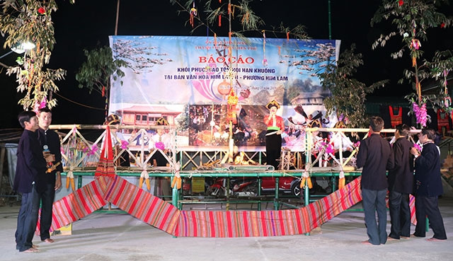 Phần diễn “Xin lên sàn” trong hội Hạn Khuống.