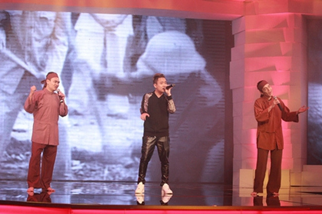 Phần trình diễn "Tiến lên chiến sĩ đồng bào" trên sân khấu "Giai điệu tự hào". Ảnh: VTV.