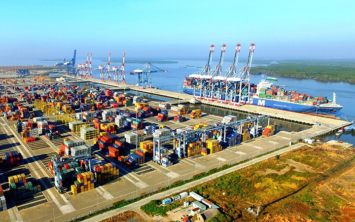 Bốc dỡ hàng hóa tại Cảng Cái Mép - Thị Vải (Bà Rịa - Vũng Tàu). Ảnh: ĐÌNH NAM