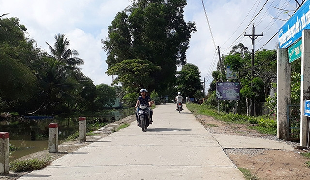 Tuyến đường Ðịnh Hòa - Thủy Liễu (Gò Quao, Kiên Giang) được đổ bê-tông, giúp người dân đi lại thuận tiện.