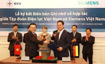 Tổng giám đốc EVN Phạm Lê Thanh và Tổng giám đốc Siemens Việt Nam Phạm Thái Lai (phải) ký biên bản hơp tác.