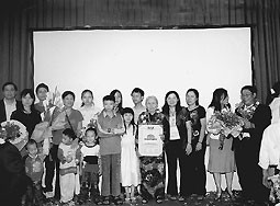 Lương y Phạm Thị Giang cùng các
con cháu trong ngày nhận cúp vàng.