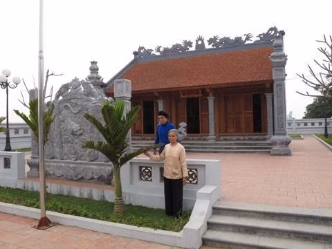 Vợ chồng ông Tạ Đức Hán 74 tuổi (cháu nội đ/c Tạ Đức Yên) hằng ngày trông nom nhà tưởng niệm.