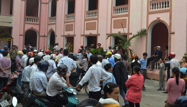 Người dân làng Nhĩ Trung đến dự phiên Tòa xét xử ngày 28-3.