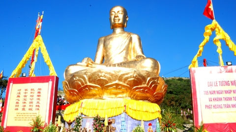 Tượng Phật Hoàng Trần Nhân Tông được đúc bằng đồng nguyên khối.