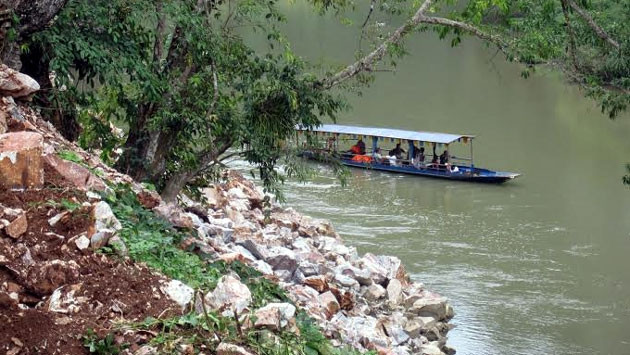 Tùy tiện đổ đất, đá xuống sông Năng đoạn sát hồ Ba Bể.
