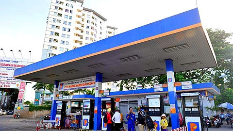 Một cửa hàng xăng dầu nằm cạnh lối ra vào chung cư ở TP Hồ Chí Minh. (Ảnh: tuoitre.vn)