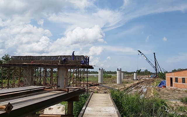 Hiện nay các nhà thầu đang khẩn trương huy động máy móc, thiết bị, nhân công... bảo đảm tiến độ, chất lượng theo kế hoạch đề ra. 