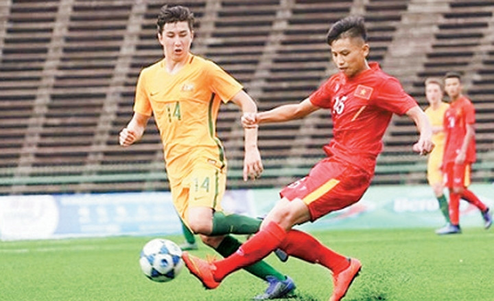 Thi đấu hay và dẫn bàn trước, nhưng các cầu thủ U16 Việt Nam (áo đỏ) không thể đoạt ngôi vô địch U16 Đông - Nam Á.