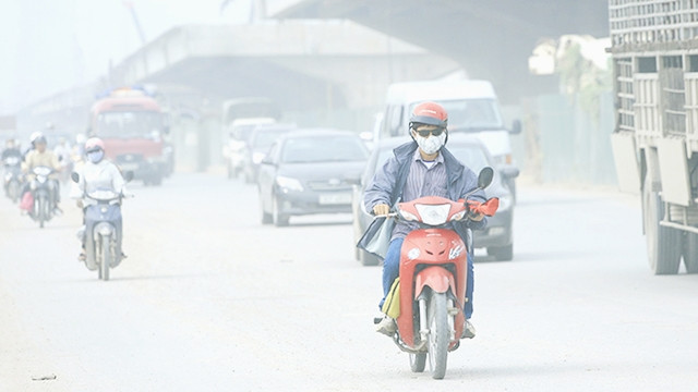 Tình trạng ô nhiễm khói, bụi ngày càng tăng trong khu dân cư.
