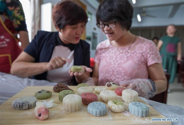 Những chiếc bánh Trung thu màu sắc. (Ảnh: Tân Hoa xã)