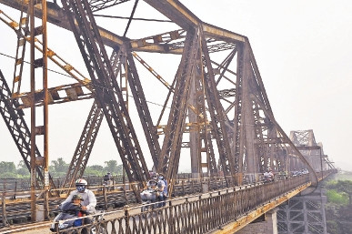 Hà Nội quyết định bảo tồn cầu Long Biên, cây cầu đầu tiên có kiến trúc đẹp nhất và dài nhất ở Việt Nam đầu thế kỷ 20. Ảnh: TRUNG PHONG