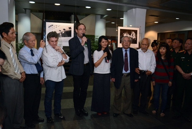 Ban tổ chức cùng các tác giả tại buổi khai mạc triển lãm.