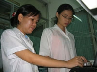 Các cán bộ phòng thí nghiệm
đang tìm vi khuẩn gây bệnh
bằng phản ứng PCR.