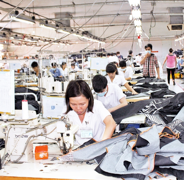 Công nhân Công ty TNHH MTV may mặc Bình Dương sản xuất hàng may mặc xuất khẩu.