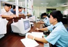 Làm thủ tục khai báo hải quan điện tử.