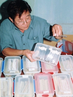 Nhân nuôi ong ký sinh phòng trừ sinh học bọ cánh cứng hại dừa. 