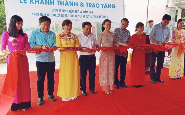 Các đồng chí Đinh Như Hoan, Phó Tổng Biên tập Báo Nhân Dân; Trần Đức Quý, Phó Chủ tịch UBND tỉnh Hà Giang; Nguyễn Kim Sơn, Tổng Giám đốc Công ty Bee Green; nhà thơ Hữu Việt cắt băng khánh thành điểm t