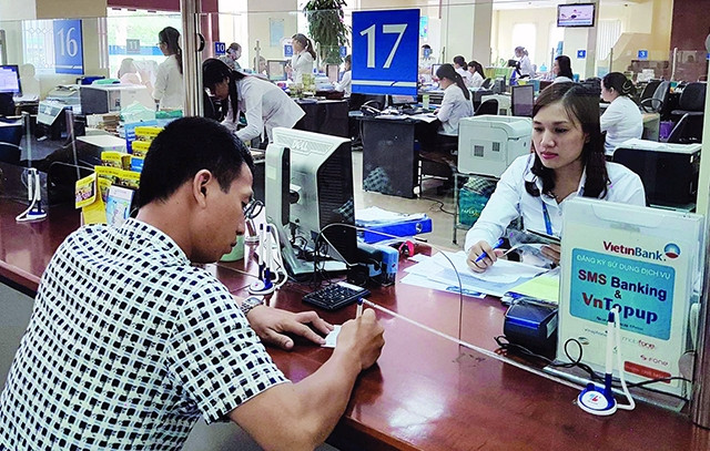 Khách hàng làm thủ tục giao dịch tại Ngân hàng TMCP Công thương chi nhánh Quảng Ninh. Ảnh: THANH HẰNG