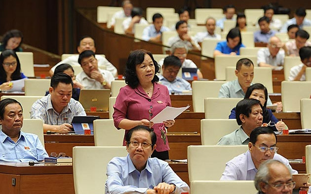 Các đại biểu Quốc hội thảo luận tại hội trường về dự án Luật Thư viện chiều 11-6. 