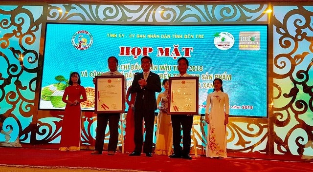 Cục trưởng Sở hữu trí tuệ Đinh Hữu Phí trao Giấy chứng nhận đăng ký chỉ dẫn địa lý dừa uống nước xiêm xanh và bưởi da xanh cho Lãnh đạo tỉnh Bến Tre.