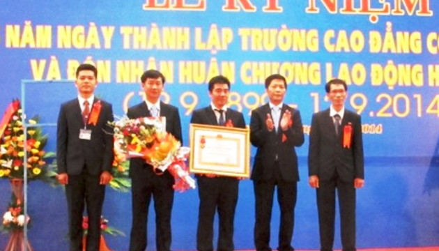 Trường Cao đẳng Công nghiệp Huế đón nhận Huân chương Lao động hạng nhất