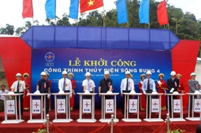 Phó Thủ tướng Chính phủ Hoàng Trung Hải
ấn nút khởi công công trình
Thủy điện Sông Bung 4.