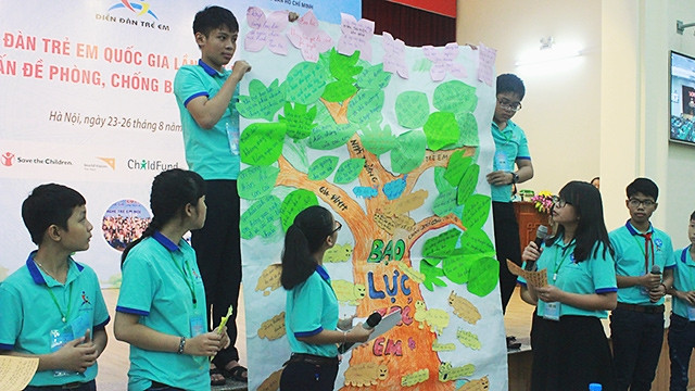 Trẻ em thảo luận, trình bày về các vấn đề bạo lực và xâm hại trẻ em tại diễn đàn.