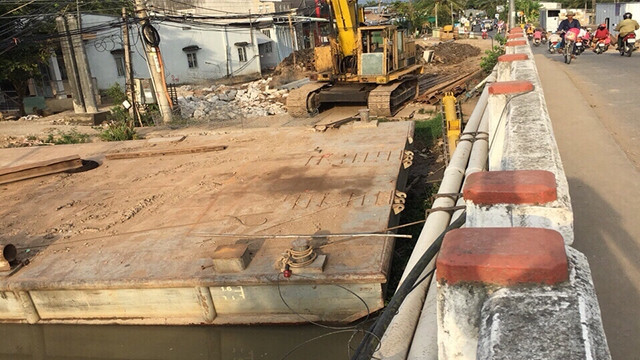 Dọn dẹp mặt bằng tại công trình cầu Rạch Nhum và Rạch Tra, ngày 22-12-2017.