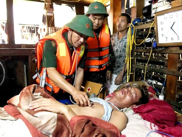 Các bác sĩ sơ cứu cho thuyền viên Nguyễn Văn Nguyên.