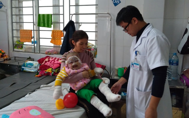 Bác sĩ chăm sóc cho bệnh nhân bị tai nạn do pháo nổ.