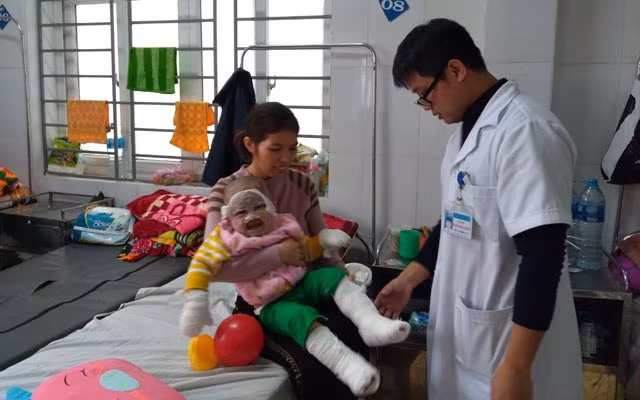 Bác sĩ chăm sóc cho bệnh nhân bị tai nạn do pháo nổ.