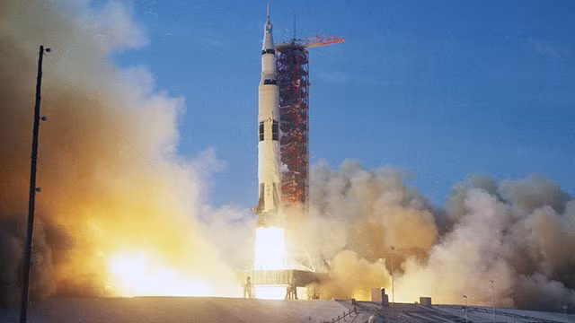 Tàu Apollo-11 rời bệ phóng ở Trung tâm vũ trụ Kennedy ở Florida. Ảnh: GETTY IMAGES